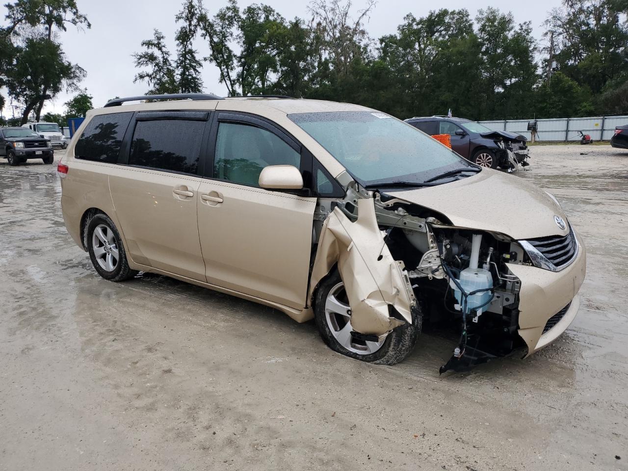 2011 TOYOTA SIENNA