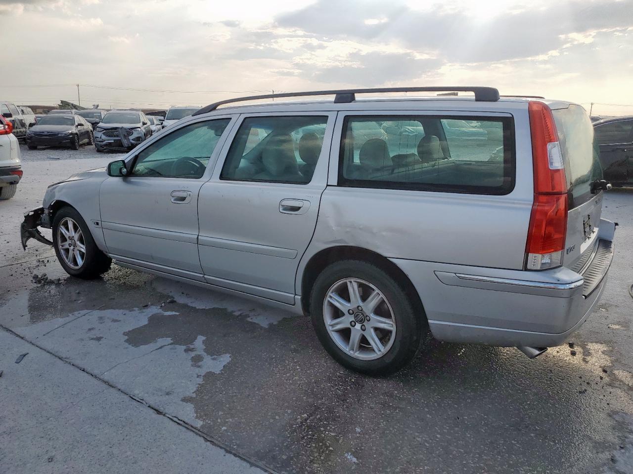 2005 VOLVO V70