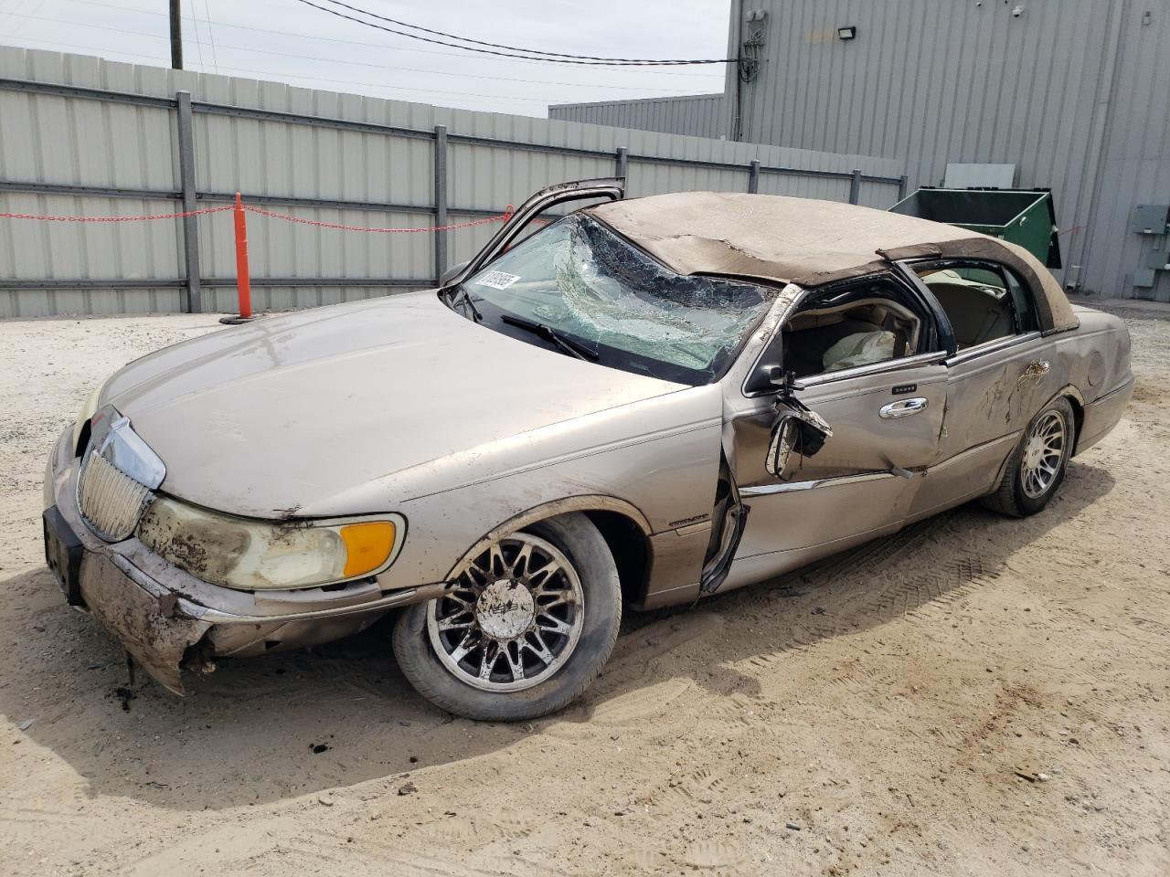 2002 LINCOLN Town Car