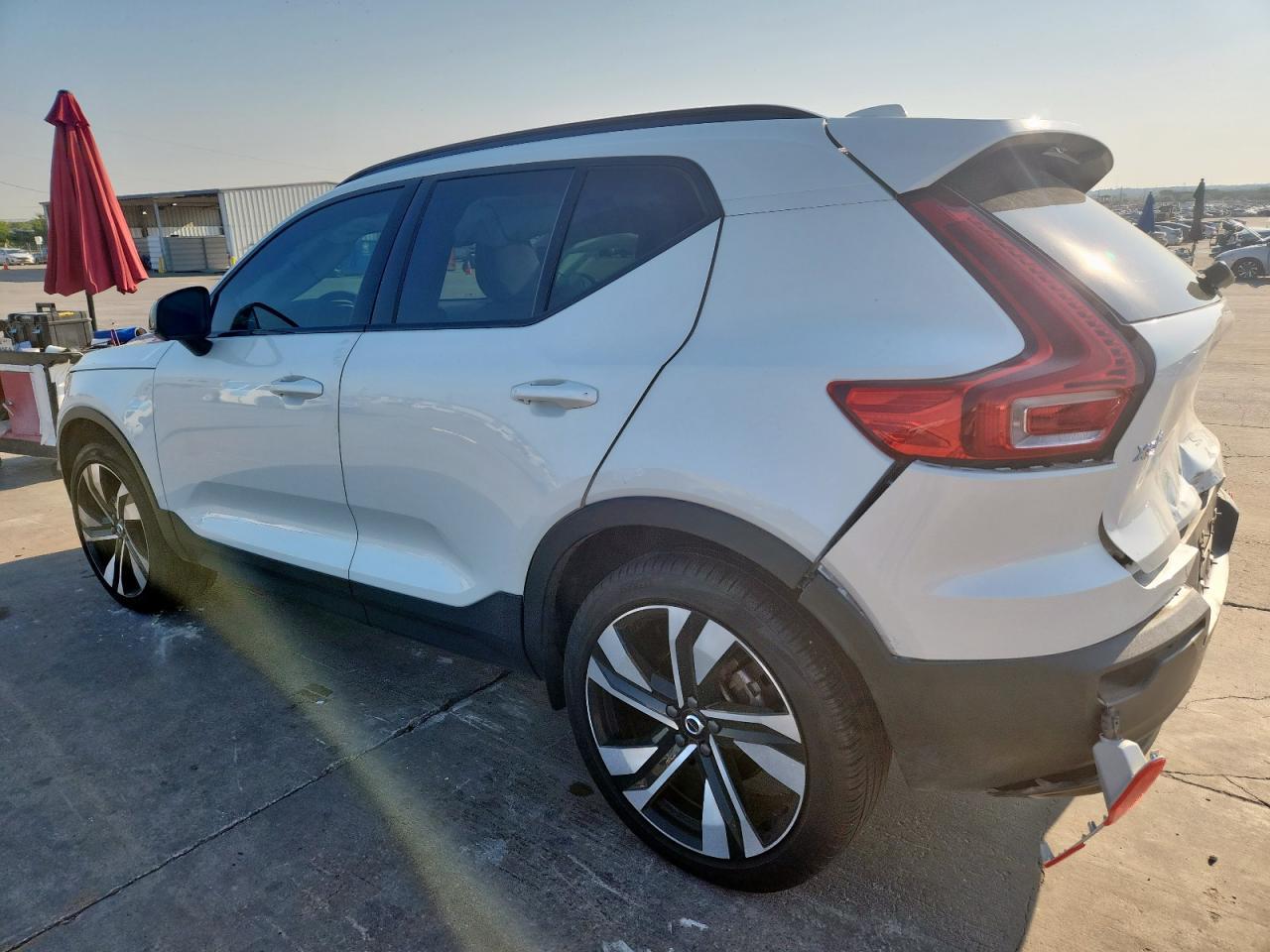 2024 VOLVO XC40