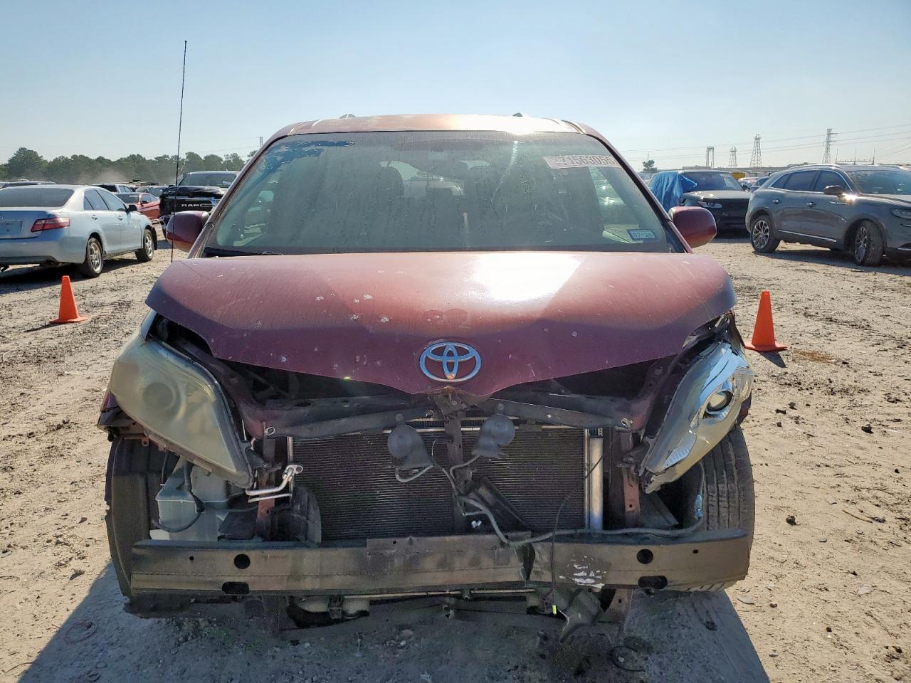 2011 TOYOTA SIENNA