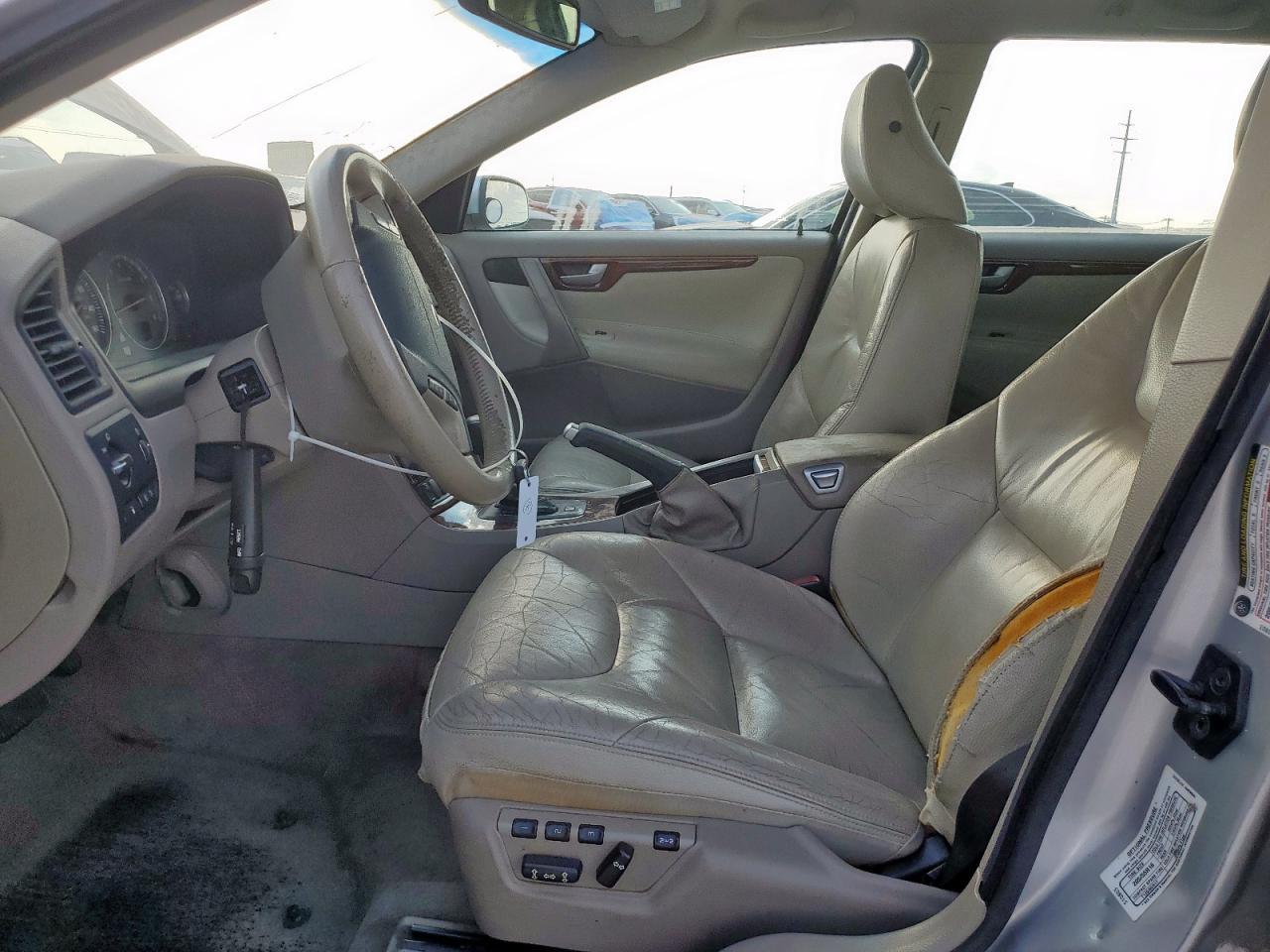 2005 VOLVO V70
