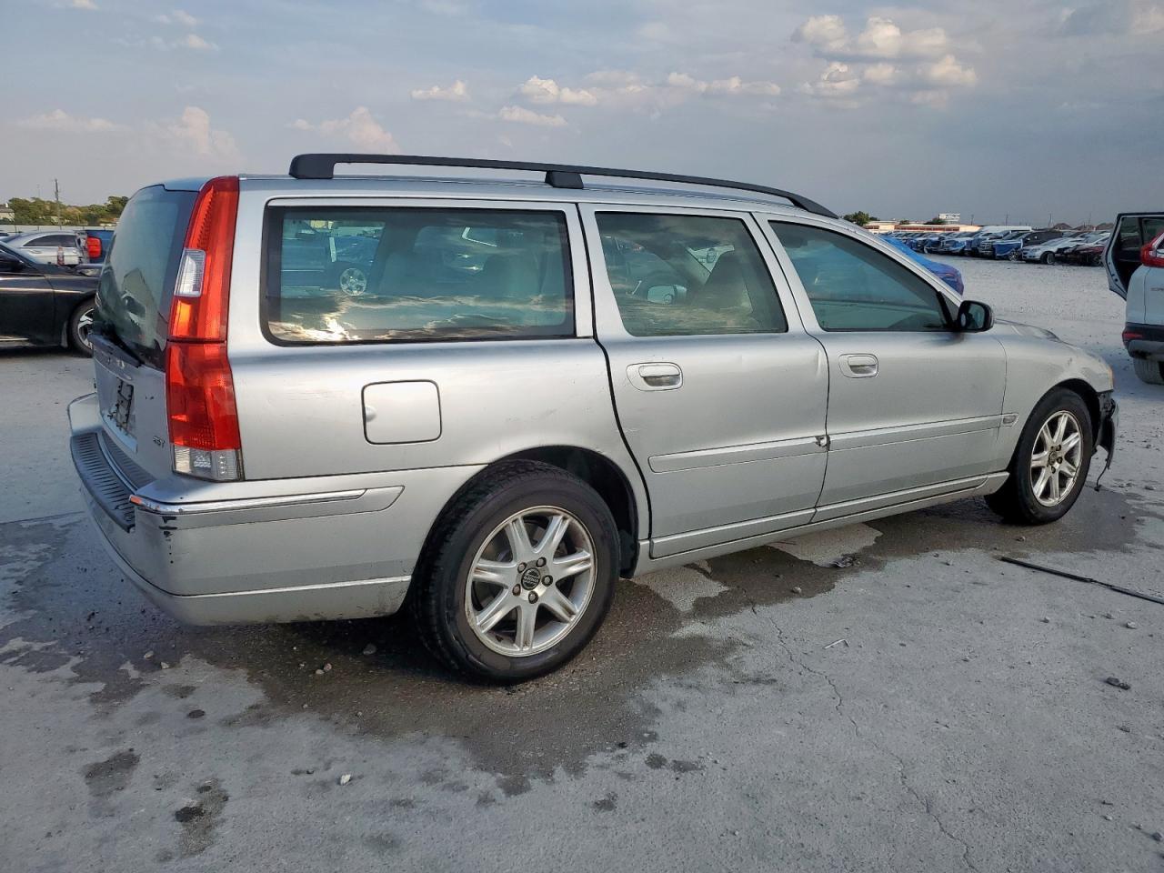 2005 VOLVO V70