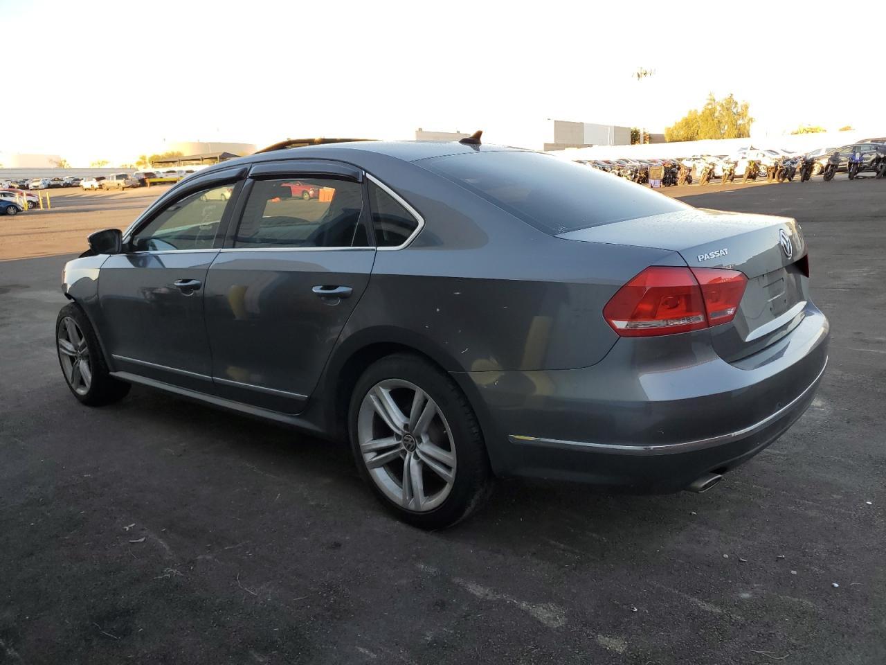 2014 VOLKSWAGEN Passat