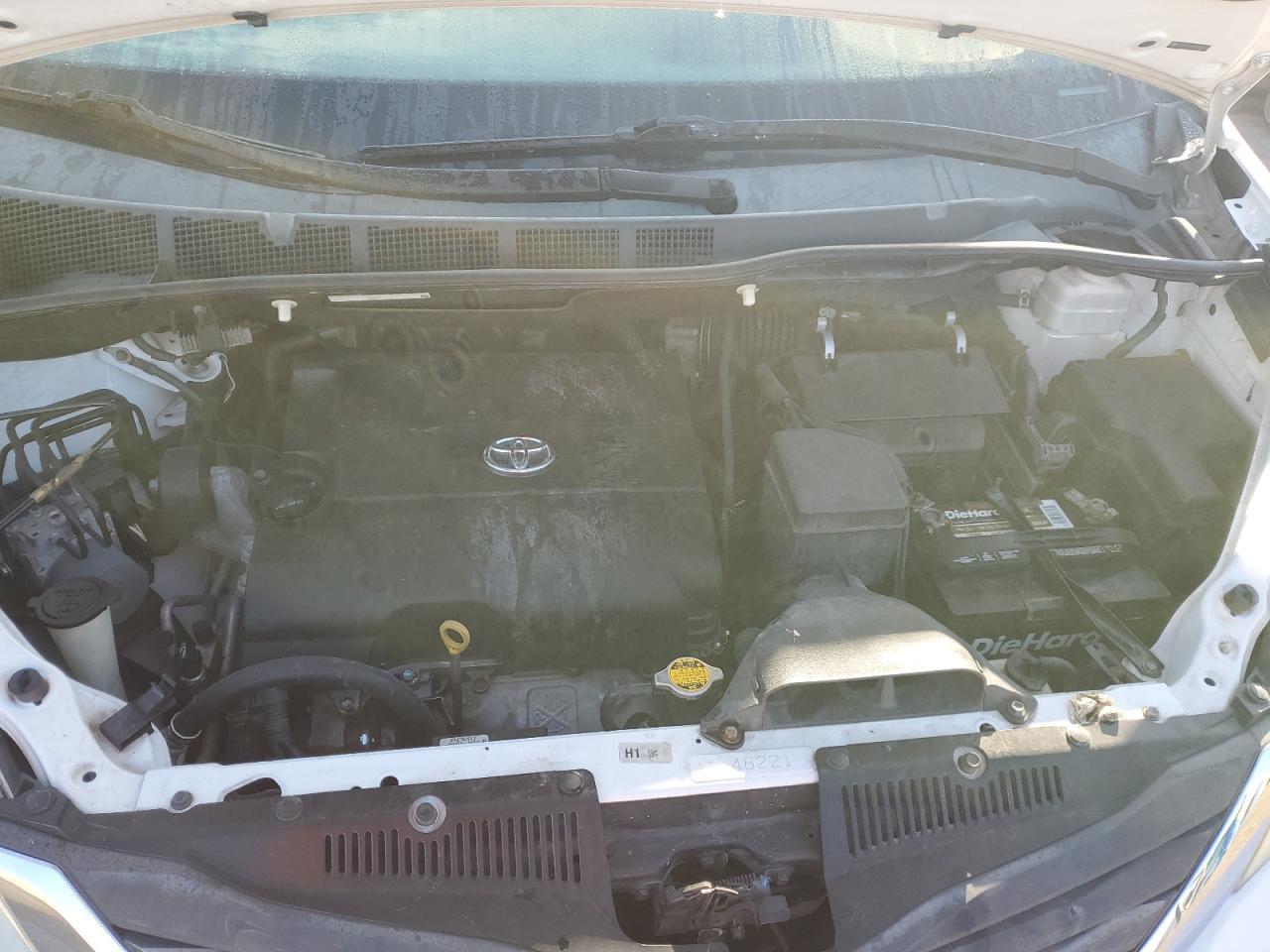 2011 TOYOTA SIENNA