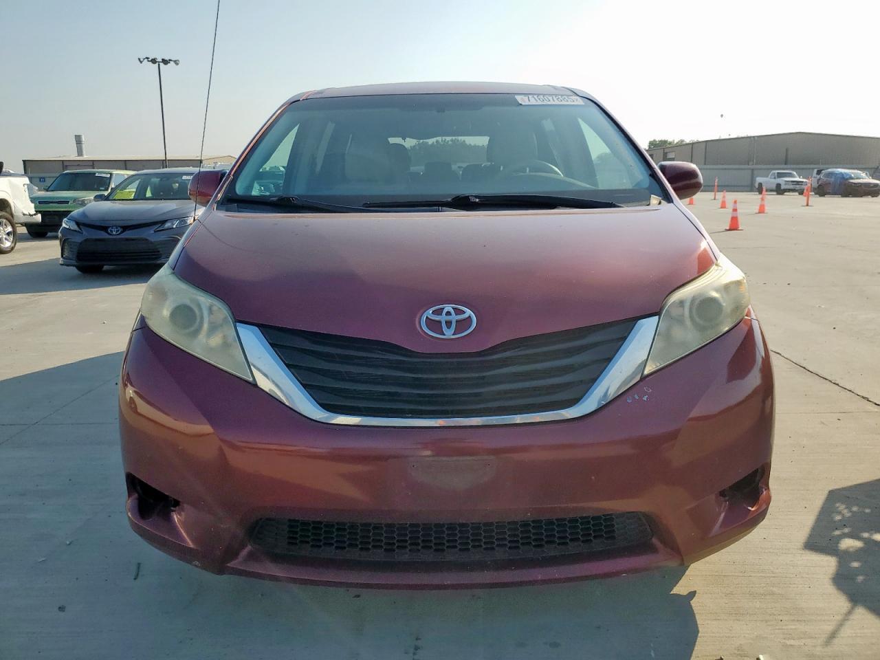 2011 TOYOTA SIENNA