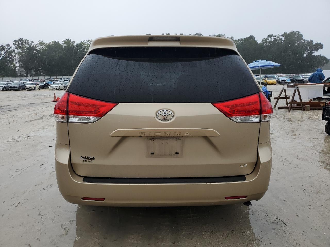 2011 TOYOTA SIENNA