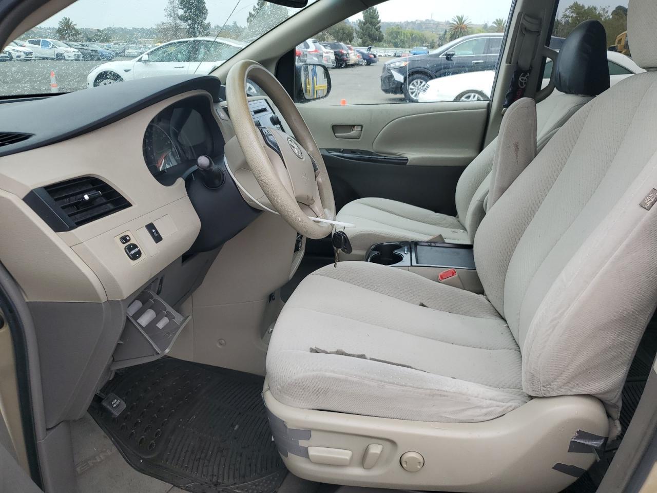 2011 TOYOTA SIENNA