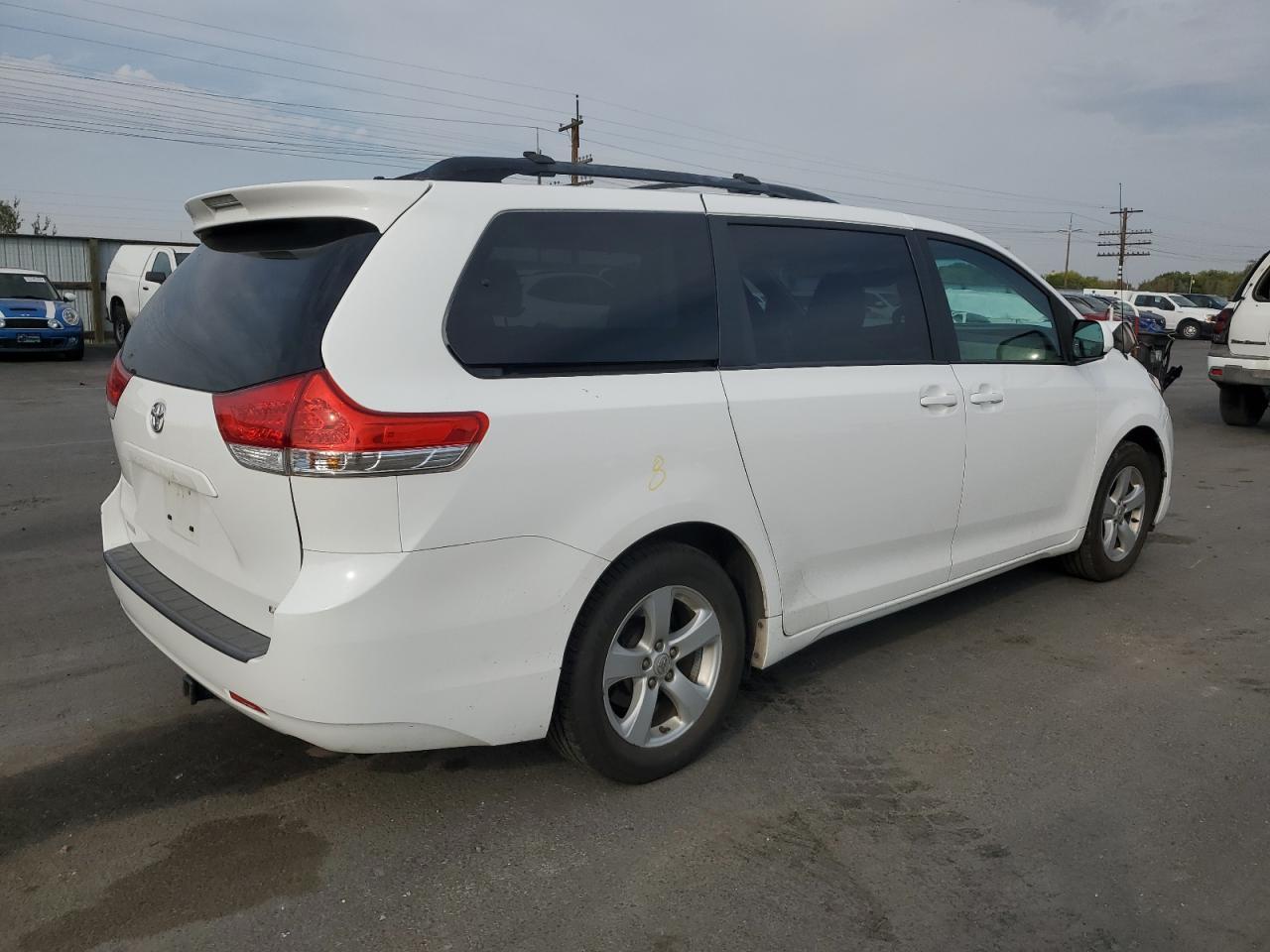 2011 TOYOTA SIENNA