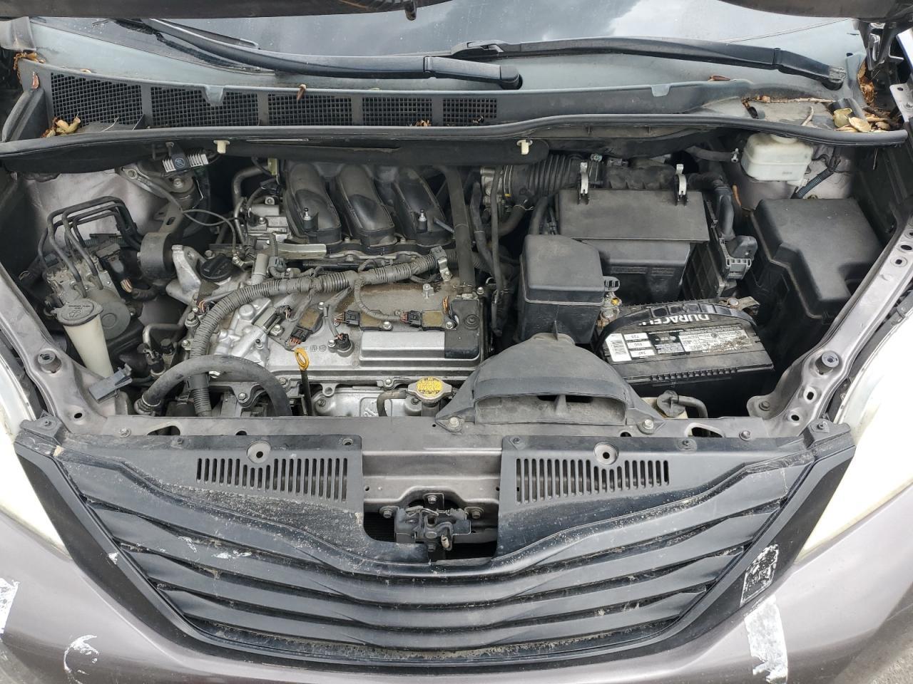 2011 TOYOTA SIENNA