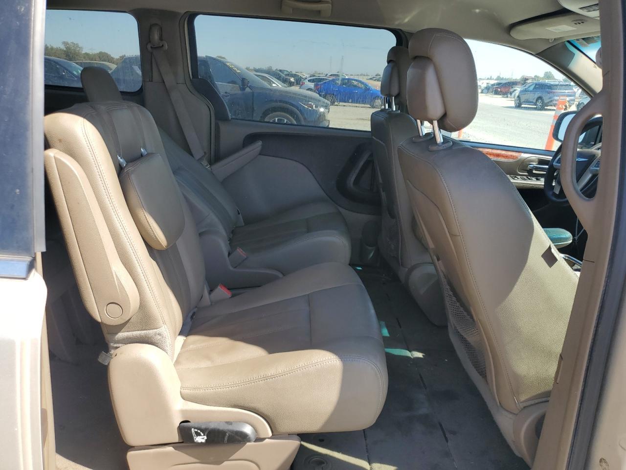 2016 CHRYSLER Town & Country