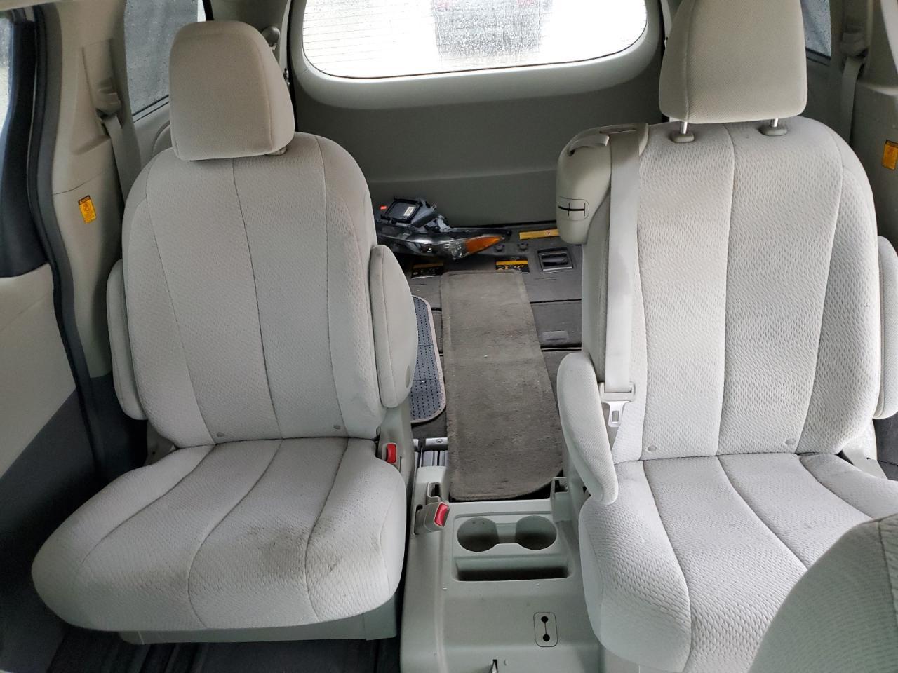 2011 TOYOTA SIENNA
