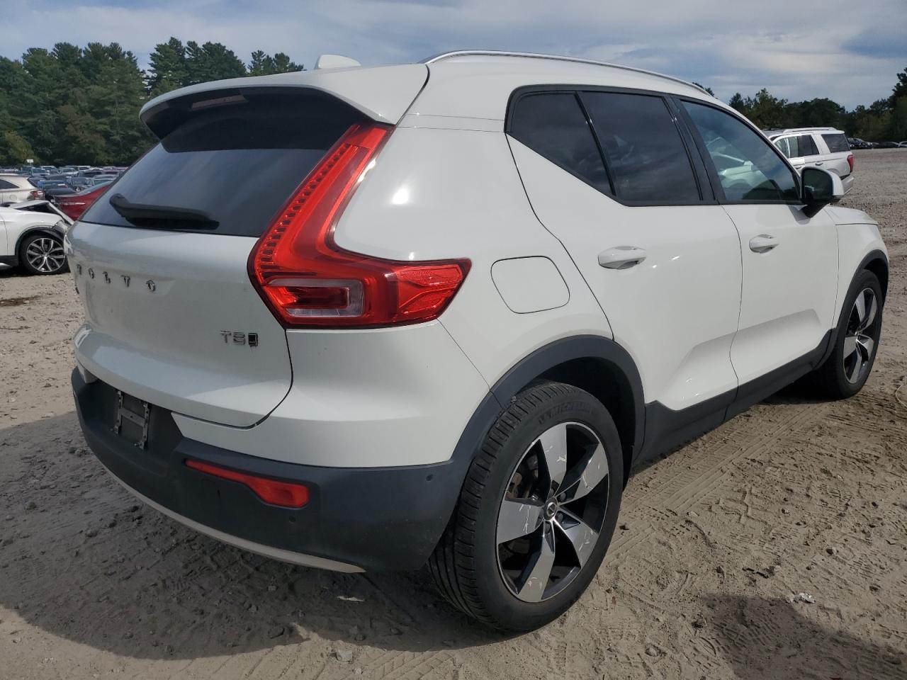 2019 VOLVO XC40