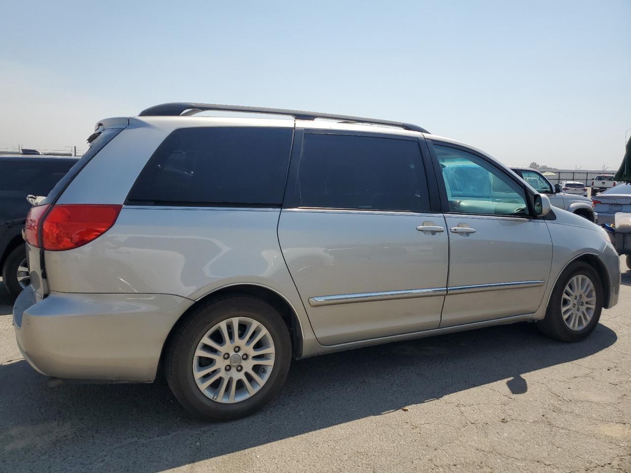 2010 TOYOTA SIENNA