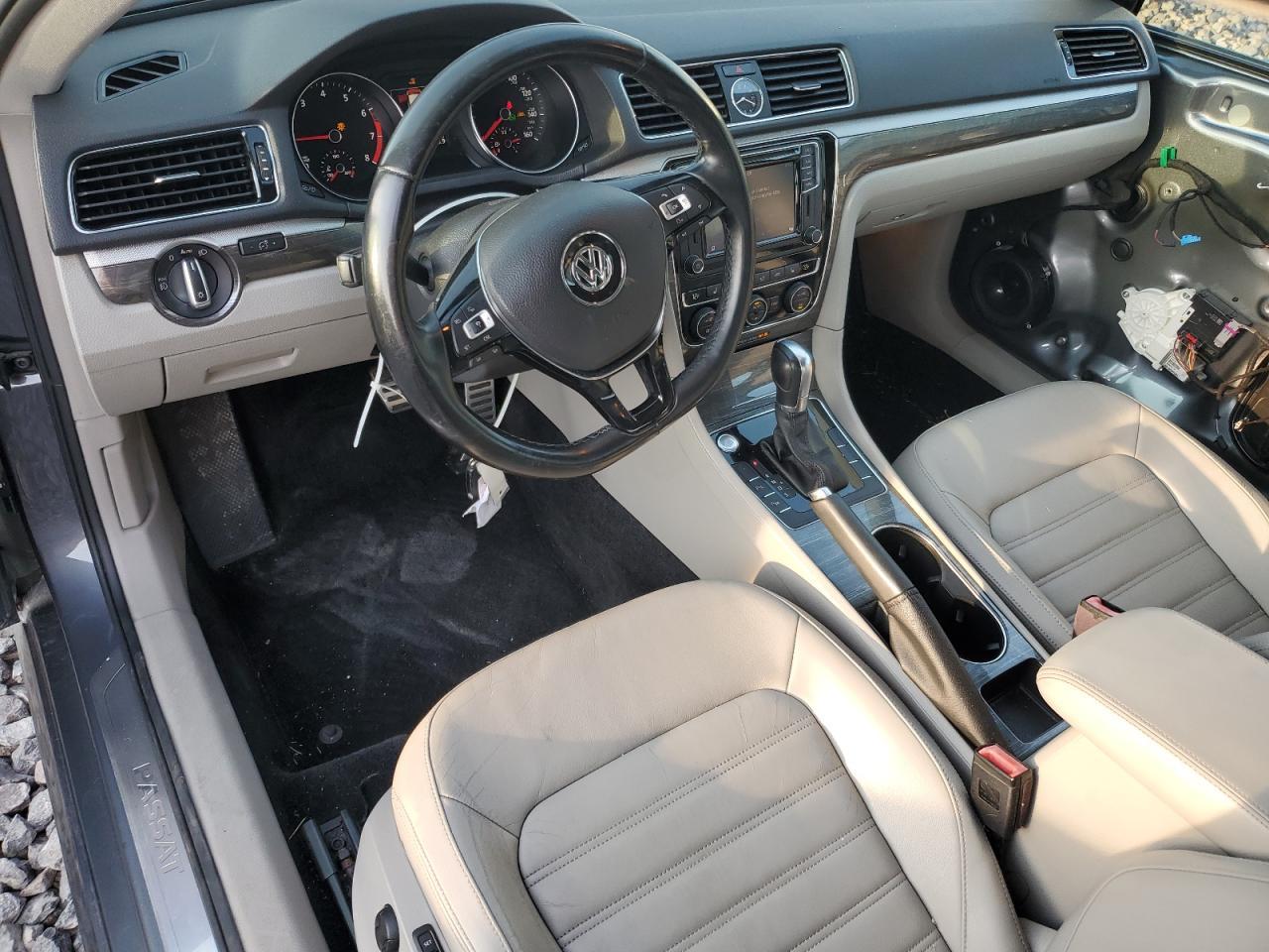 2017 VOLKSWAGEN Passat