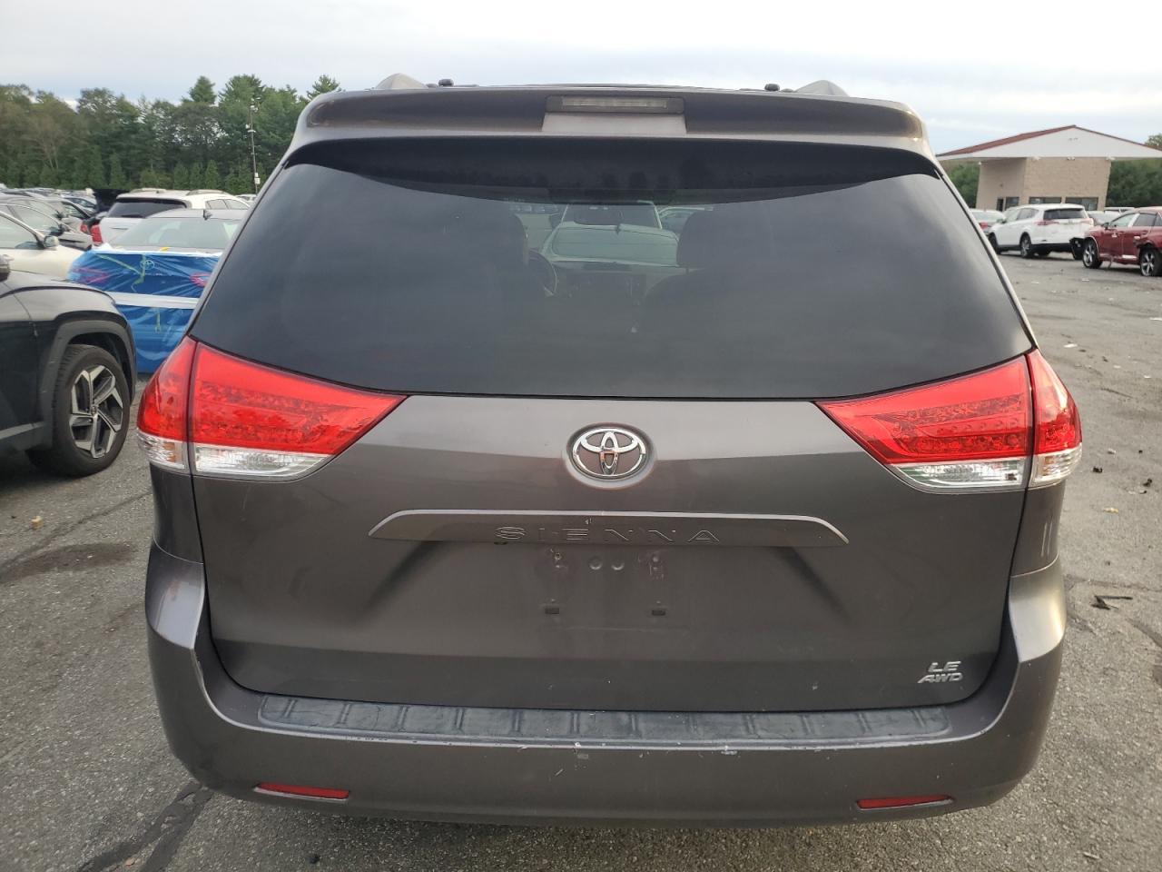 2011 TOYOTA SIENNA
