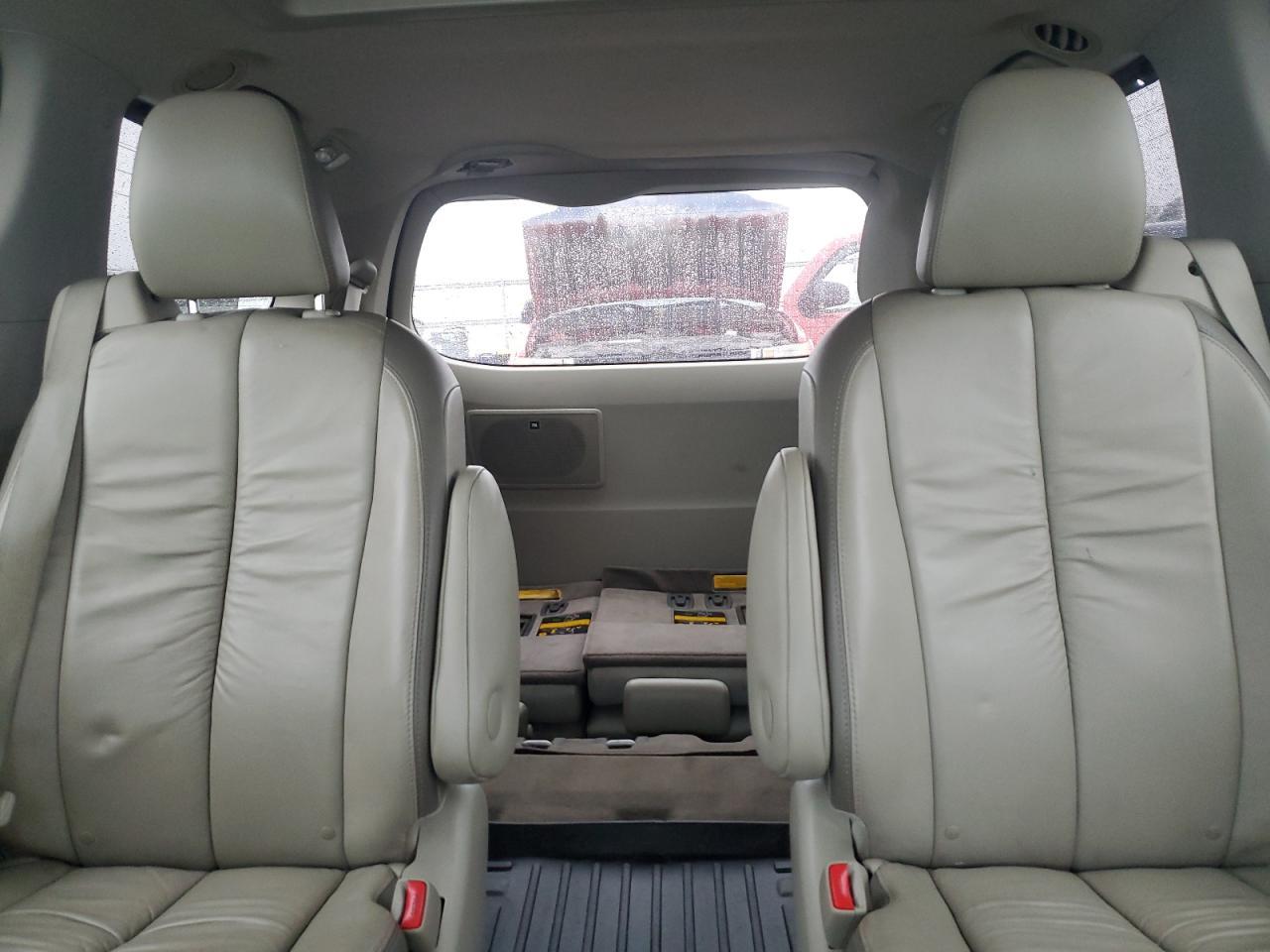 2011 TOYOTA SIENNA