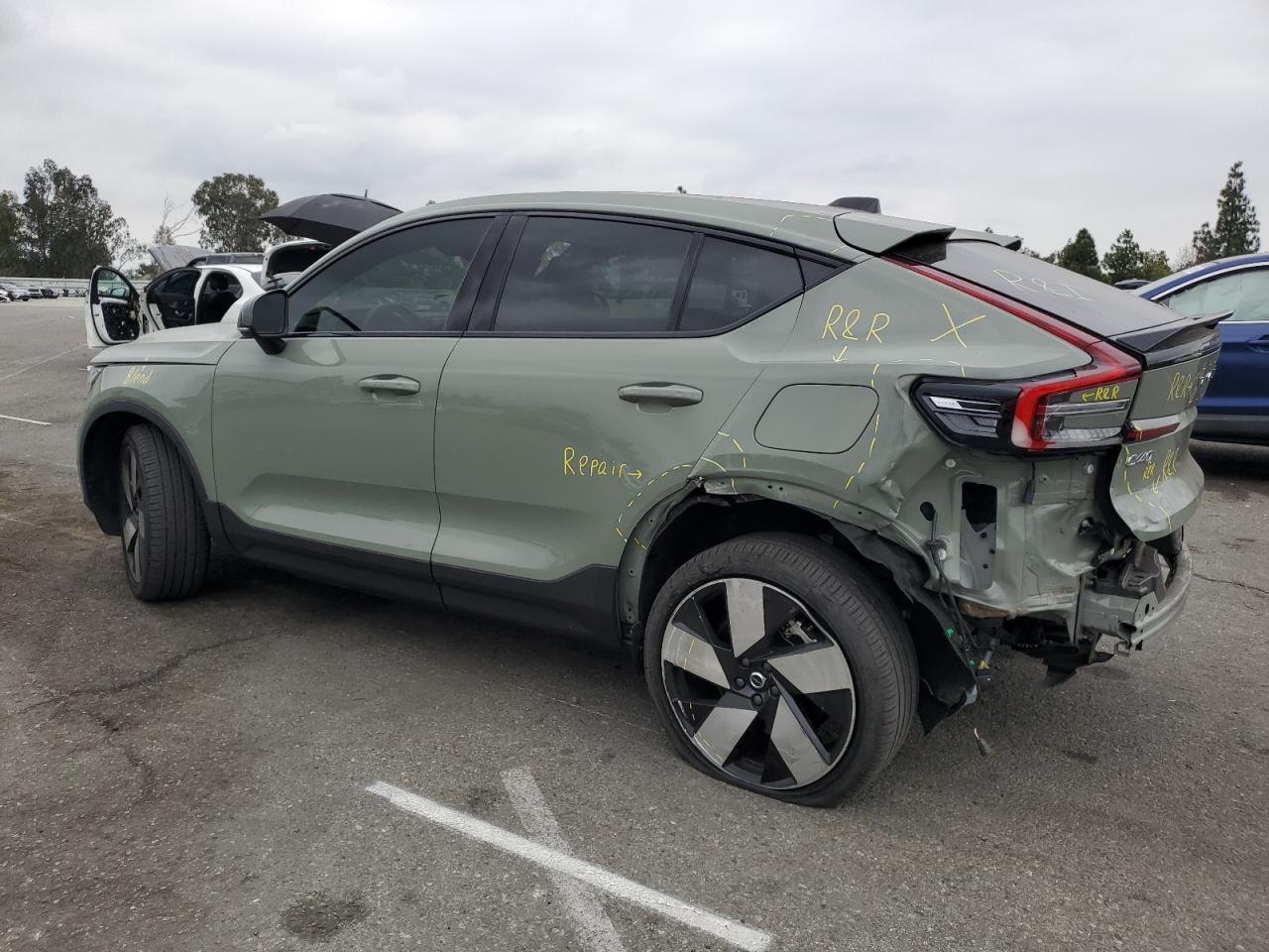 2024 VOLVO C40