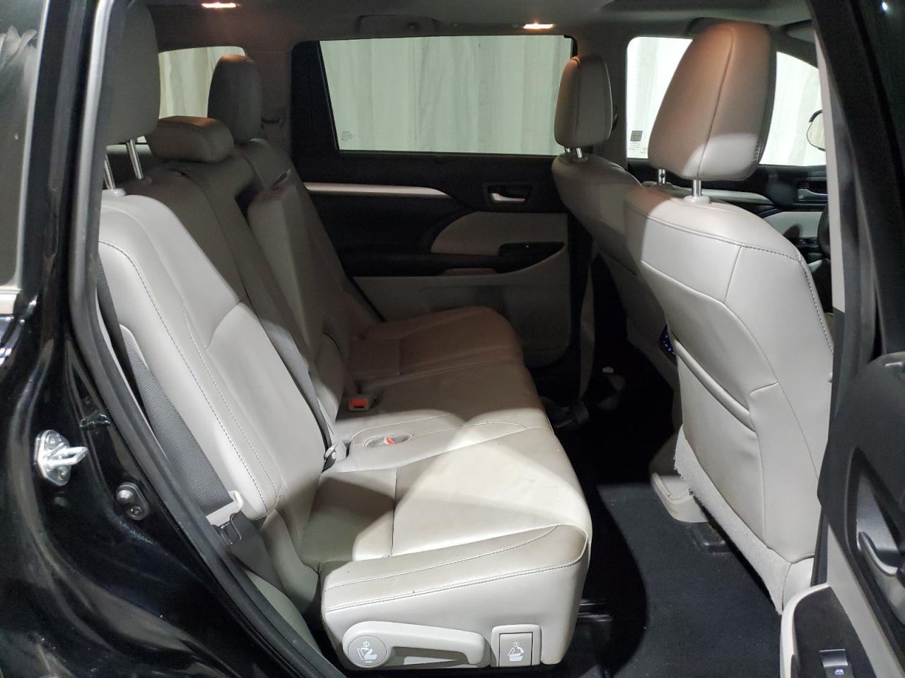 2016 TOYOTA HIGHLANDER