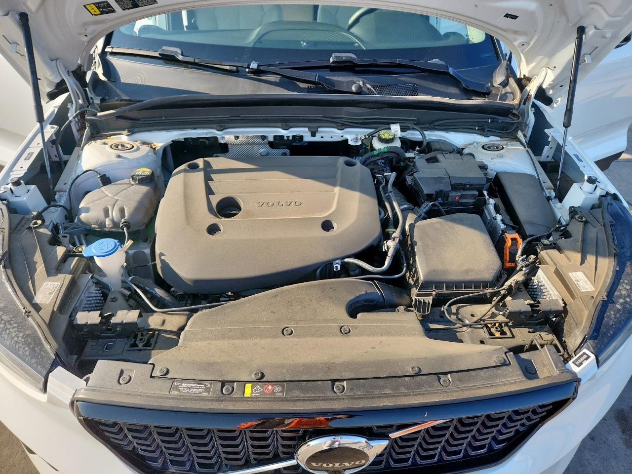 2024 VOLVO XC40