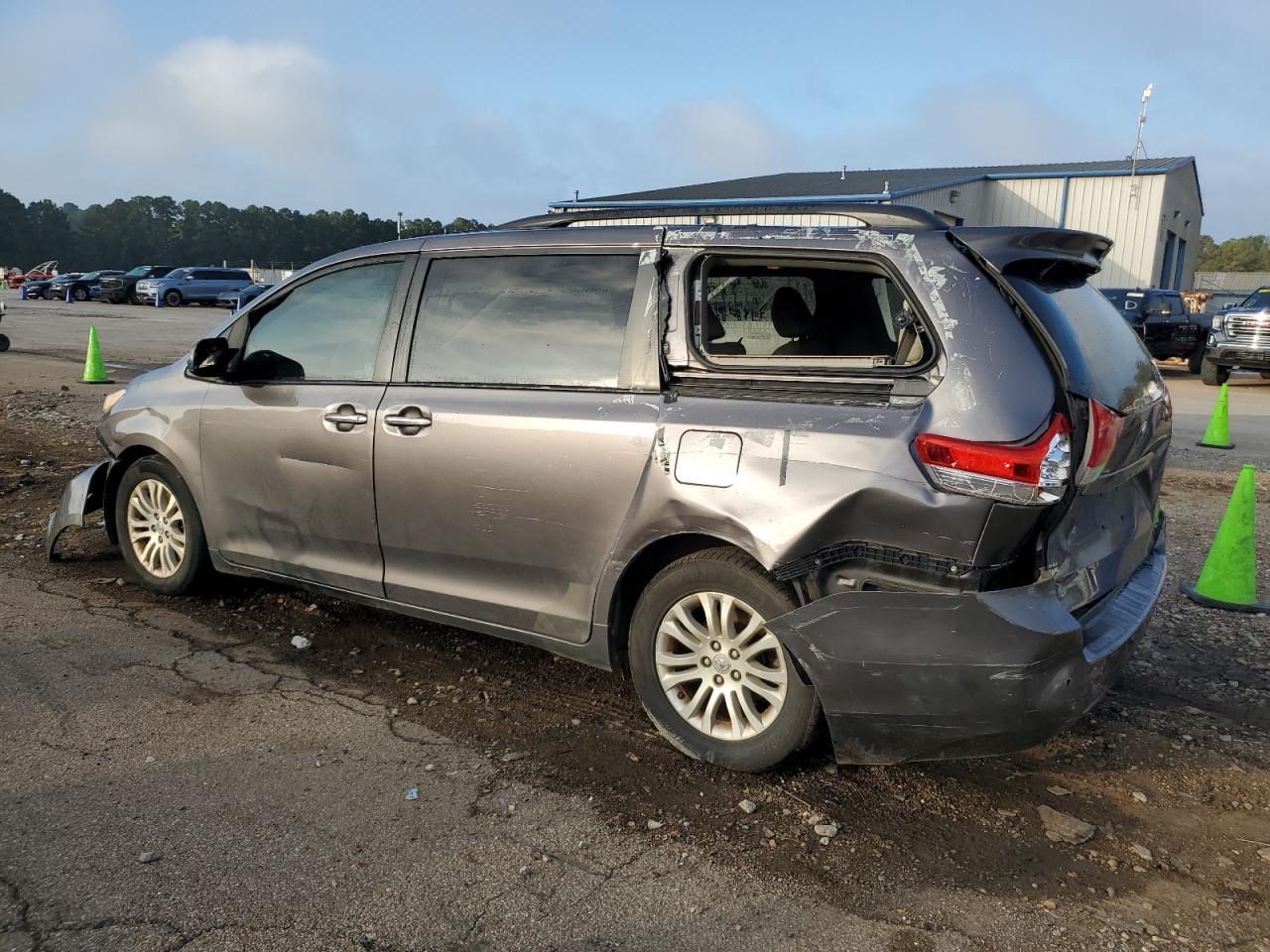 2013 TOYOTA SIENNA