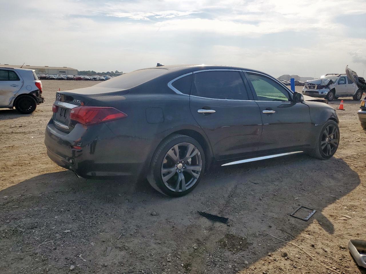 2017 INFINITI Q70