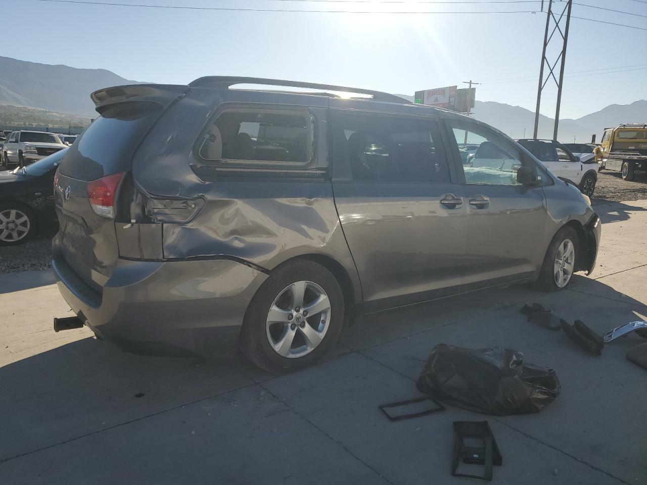 2011 TOYOTA SIENNA