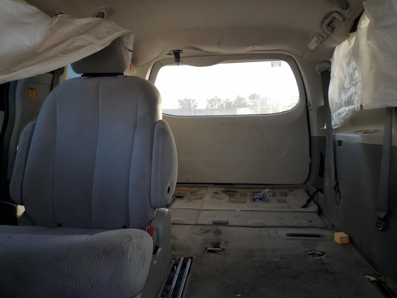 2011 TOYOTA SIENNA