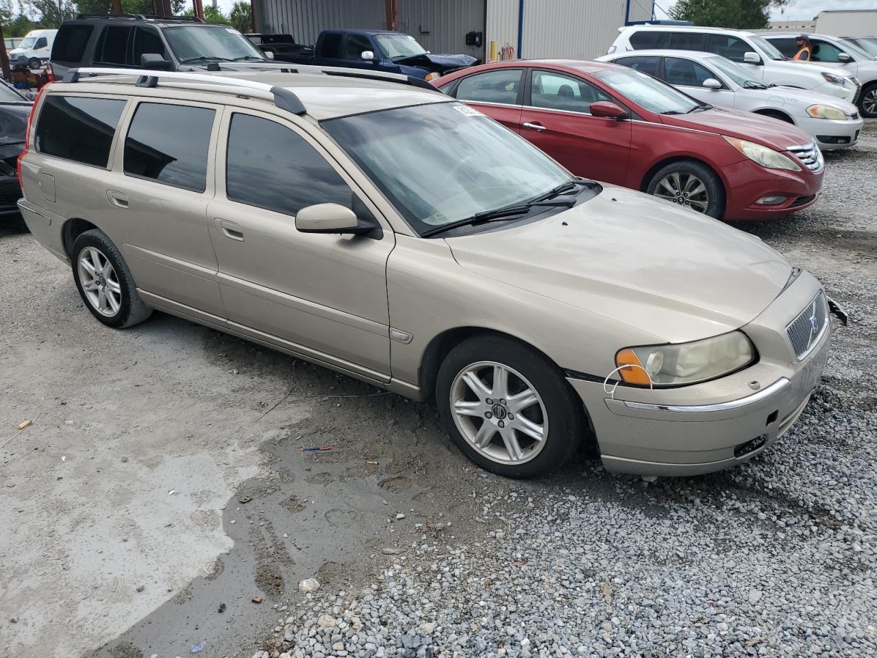 2005 VOLVO V70