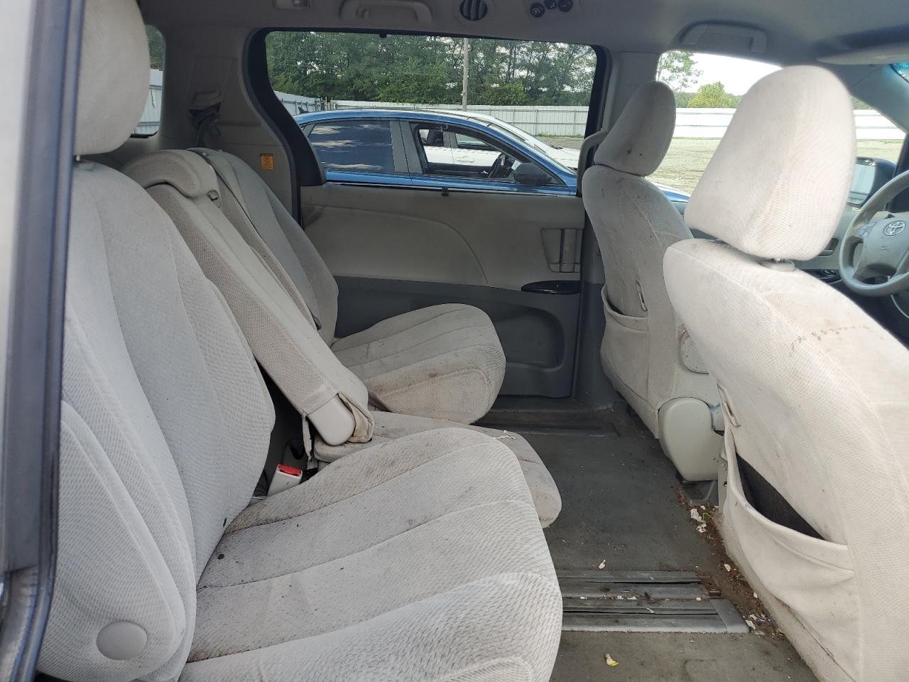 2011 TOYOTA SIENNA
