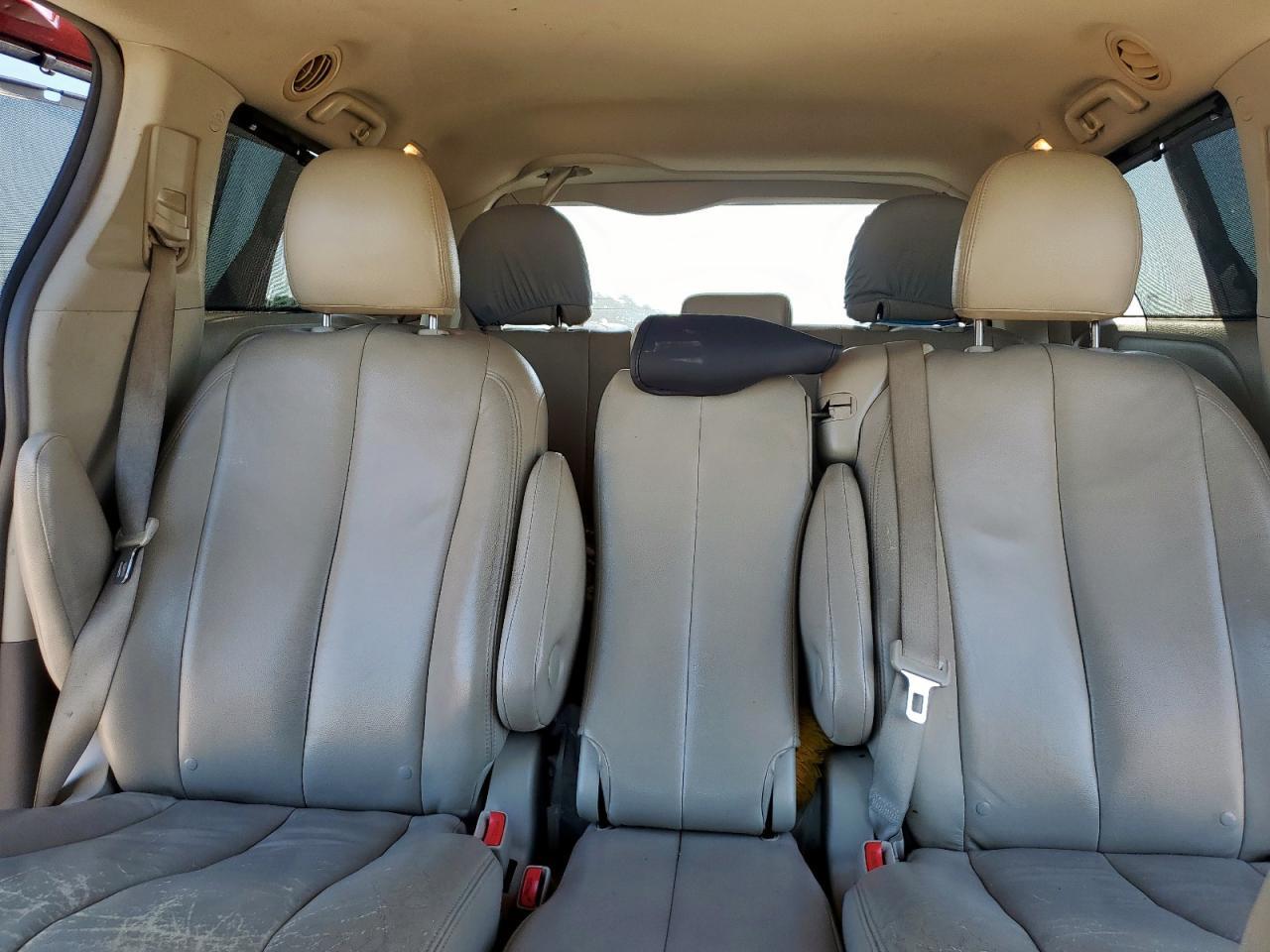 2011 TOYOTA SIENNA