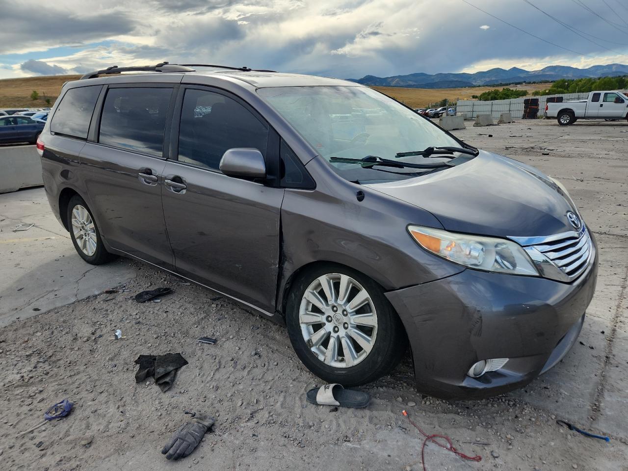 2011 TOYOTA SIENNA