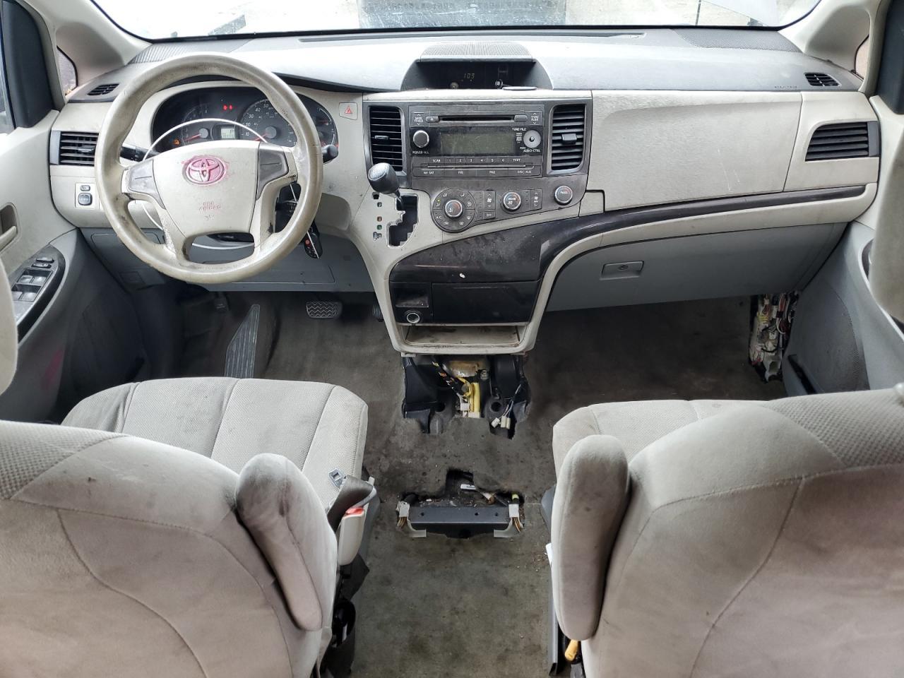 2011 TOYOTA SIENNA