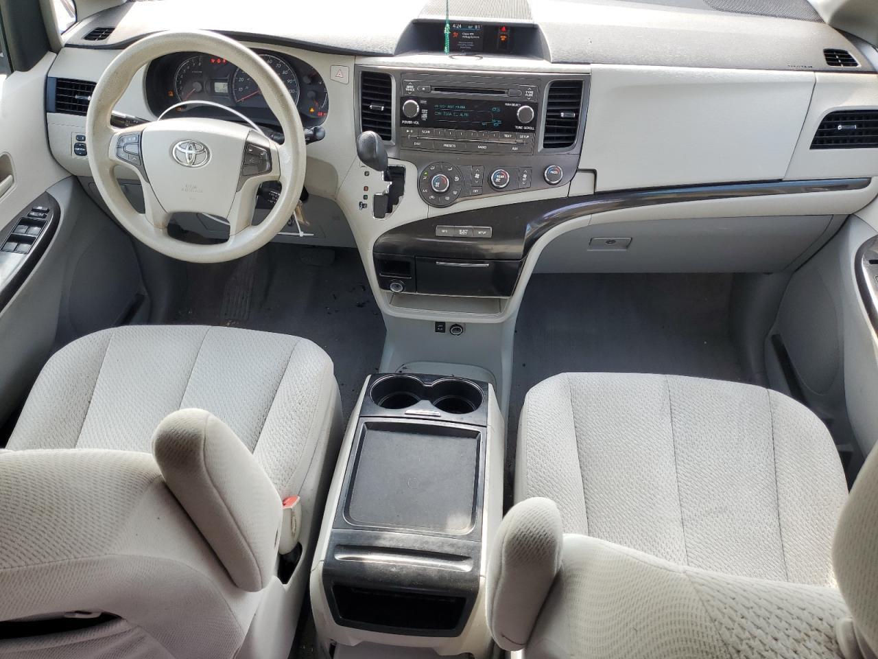 2011 TOYOTA SIENNA
