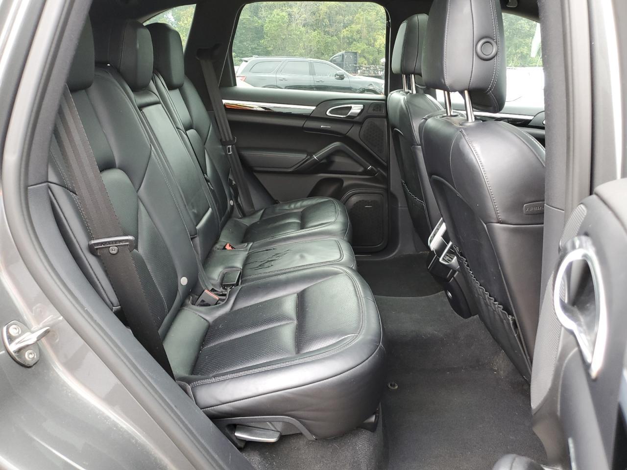 2016 PORSCHE CAYENNE