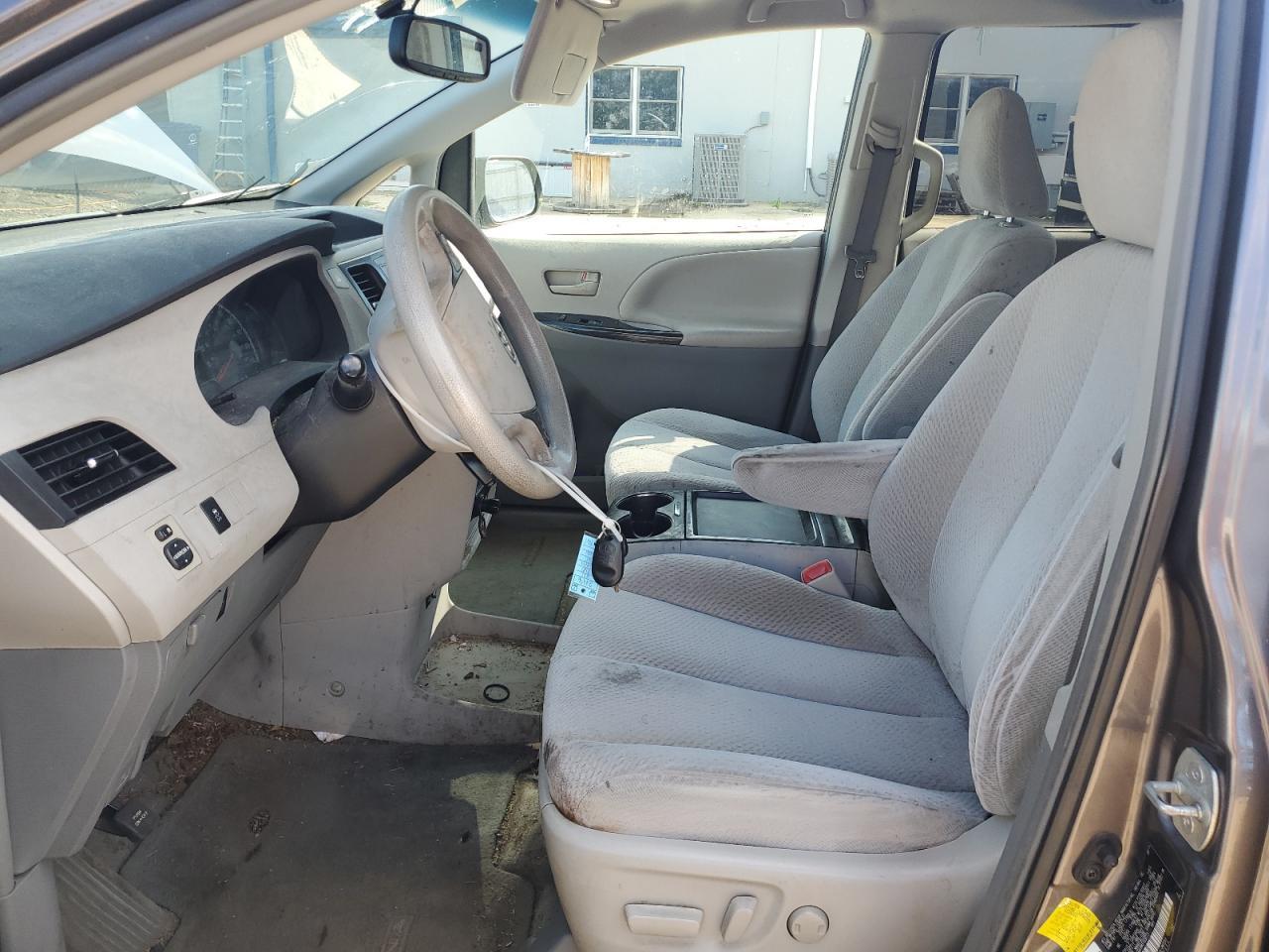 2011 TOYOTA SIENNA