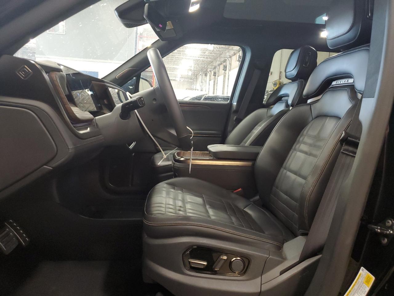 2025 RIVIAN R1s
