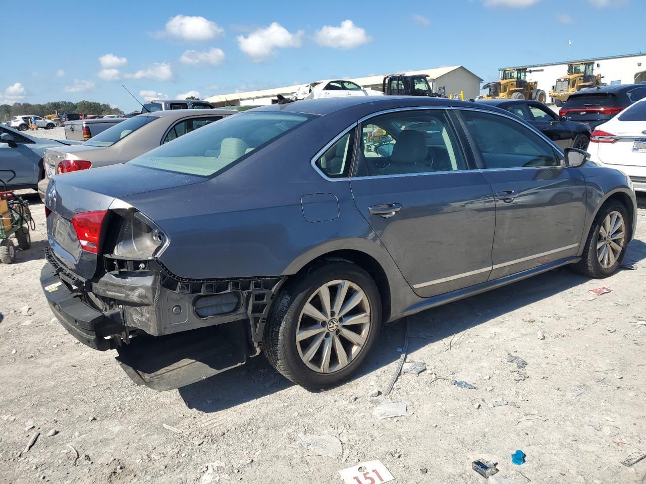 2012 VOLKSWAGEN Passat