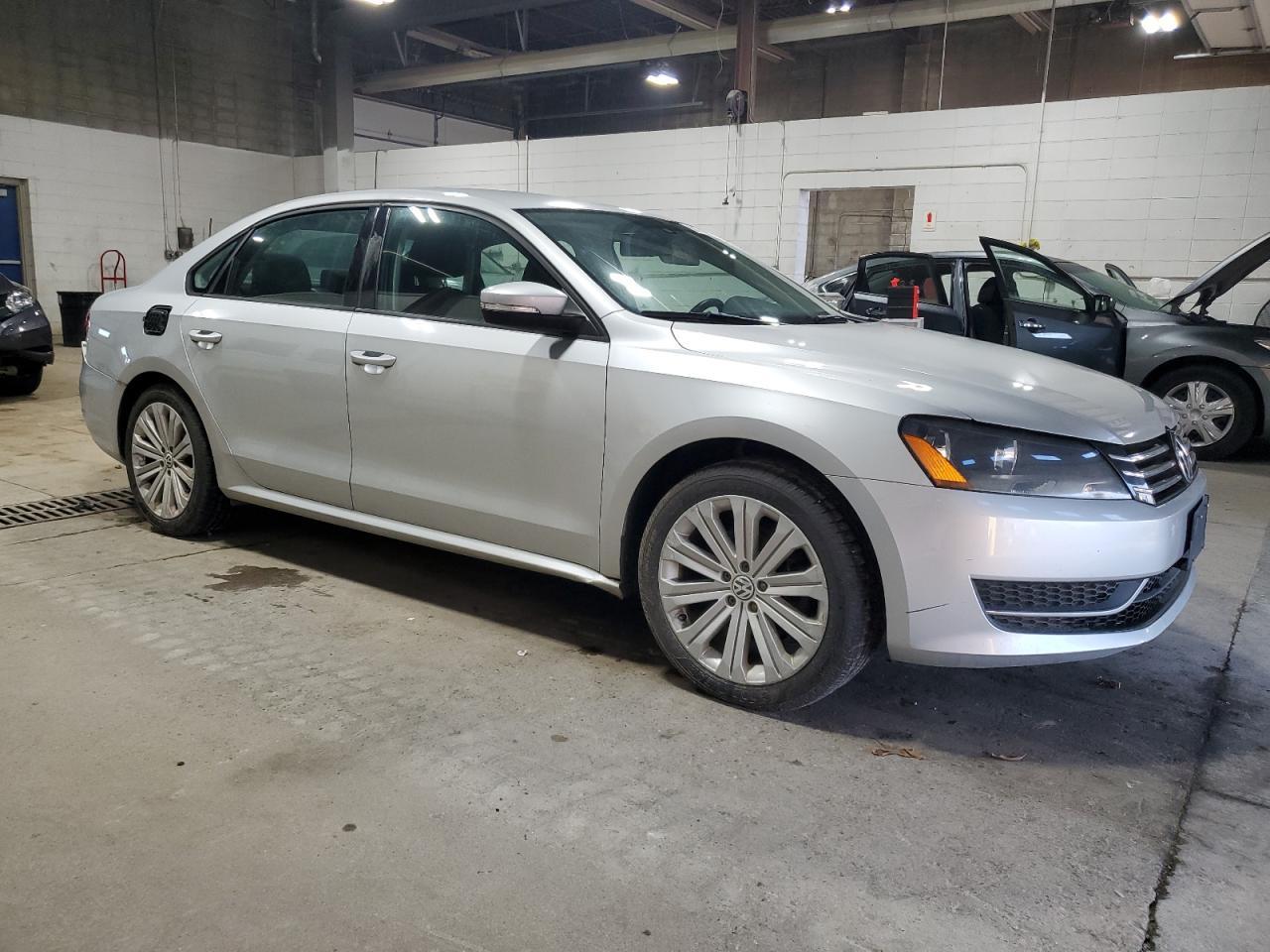 2014 VOLKSWAGEN Passat