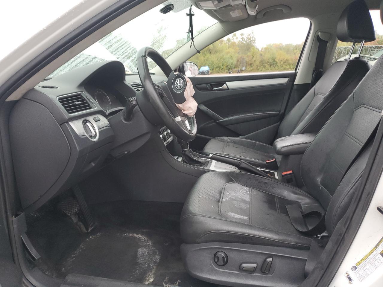 2012 VOLKSWAGEN Passat