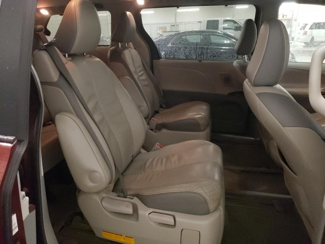2012 TOYOTA SIENNA