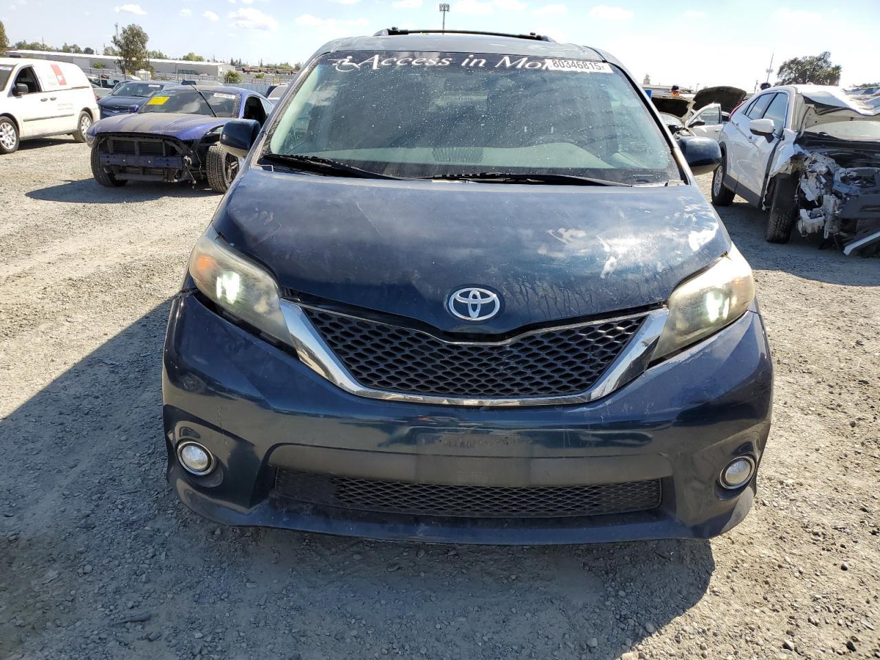 2011 TOYOTA SIENNA