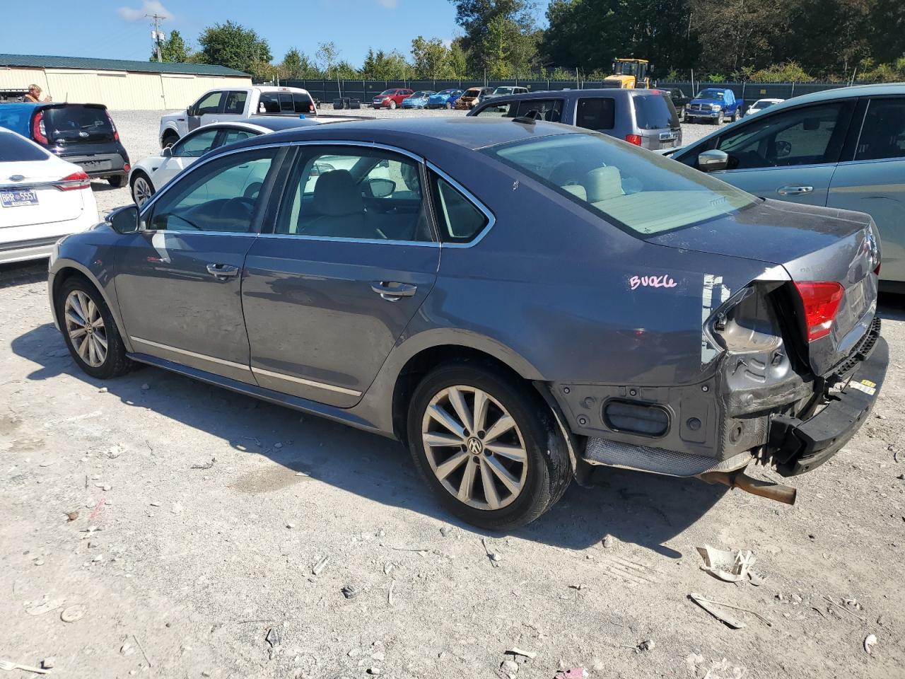 2012 VOLKSWAGEN Passat
