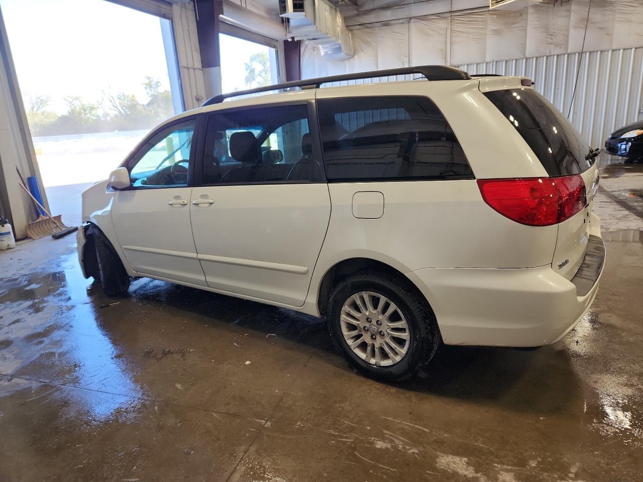 2009 TOYOTA SIENNA