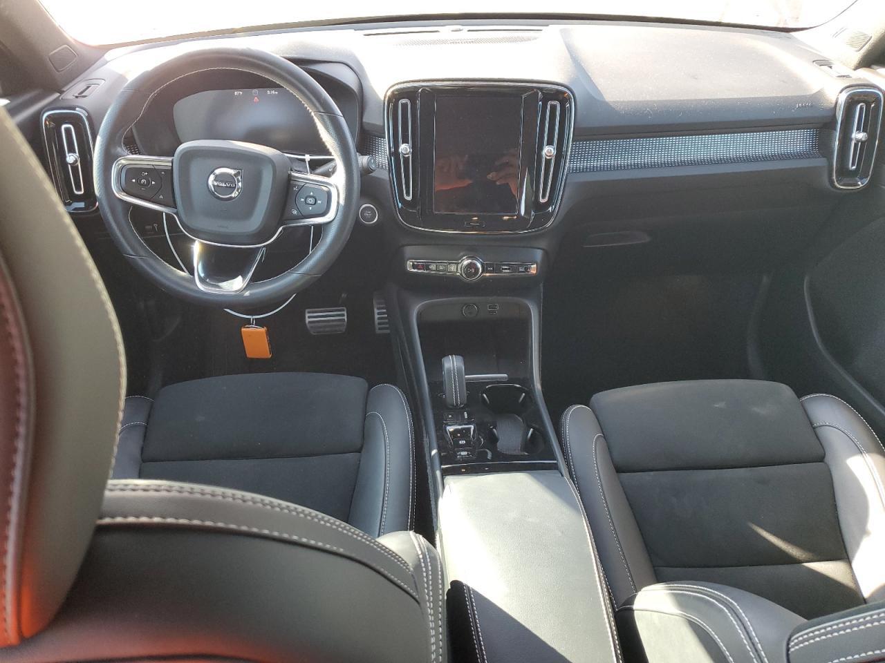 2021 VOLVO XC40