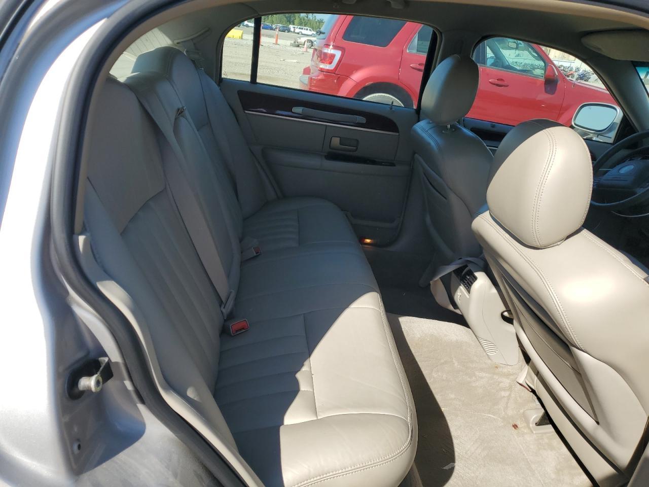 2004 LINCOLN Town Car
