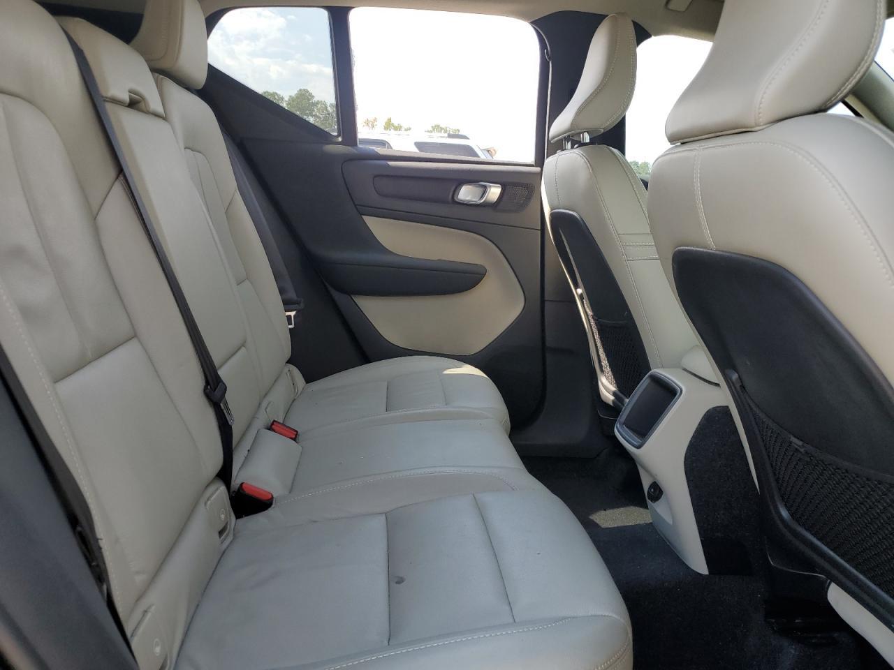 2021 VOLVO XC40