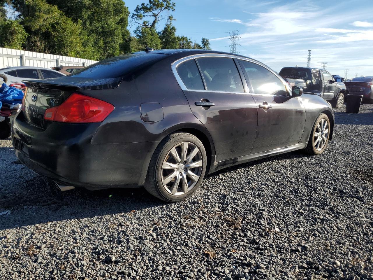 2011 INFINITI G37