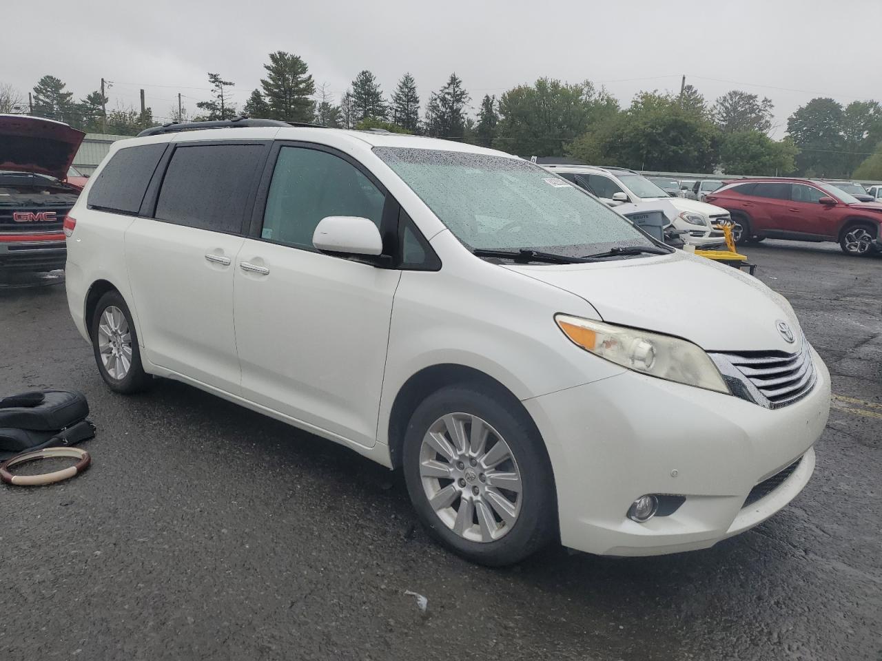 2011 TOYOTA SIENNA