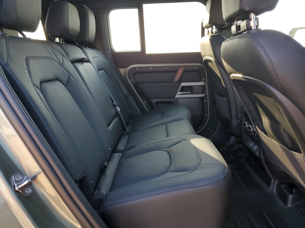 2024 LAND ROVER Defender